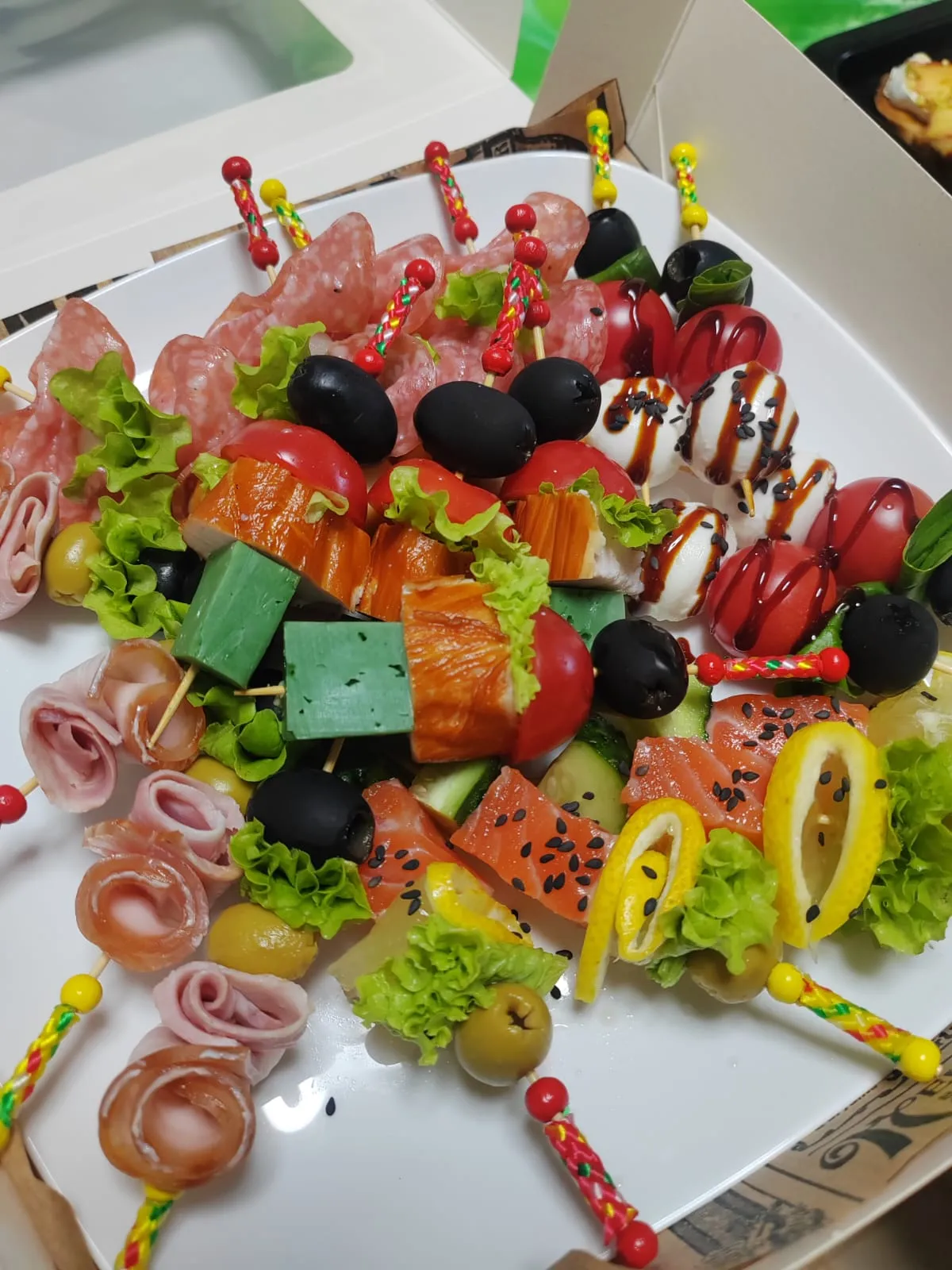 Канапе на шпажке